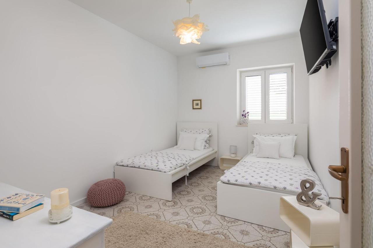 Blue Lagoon Beach Apartments Дуги-Рат Экстерьер фото